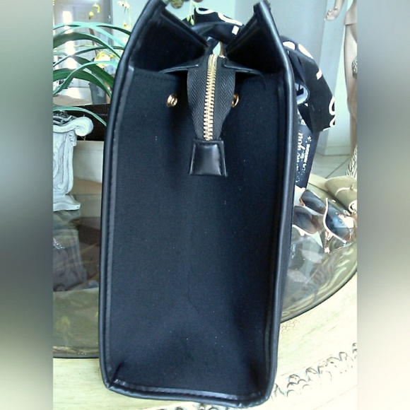 BNWT LG. BEBE BAG BLACK & WHITE (TOTE SIZE) SIMPLY GORGEOUS - Picture 3 of 7